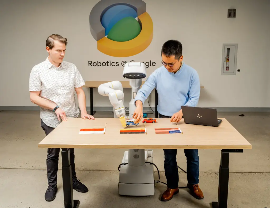 Google DeepMind AI机器人放大招——听懂人话的RT-2横空出世！